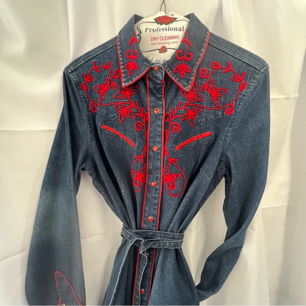 TASHA POLIZZI Luciella denim shirtdress w/snap buttons , pockets , tie belt red - Picture 2 of 8